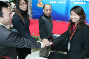 大学生科技成果何以“自娱自乐”？科研之路需“两条腿”并行